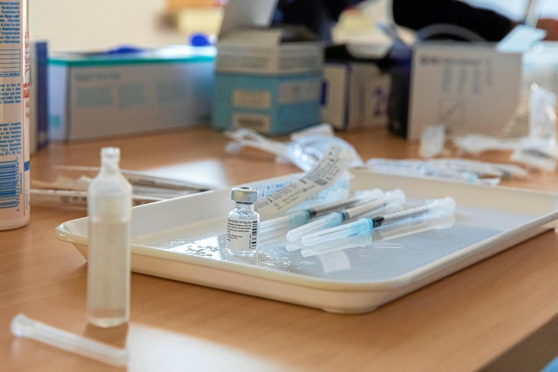 Mit unterschiedlichen Mitteln wird derzeit gegen das Coronavirus angegangen: Impfungen und Tests gehören dazu. Dennoch ist die Inzidenzzahl im Landkreis Rems-Murr wieder etwas gestiegen. Foto: J. Fiedler