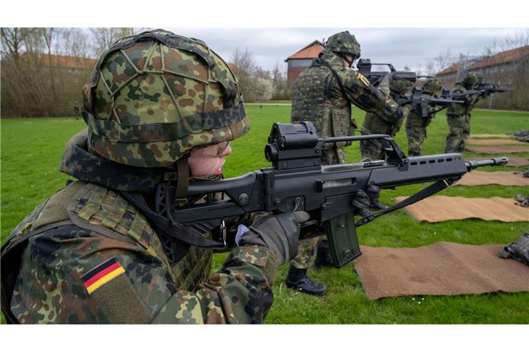 Mit verschiedenen Anreizen will die Bundesregierung mehr junge Leute für die Bundeswehr gewinnen. (Archivbild)