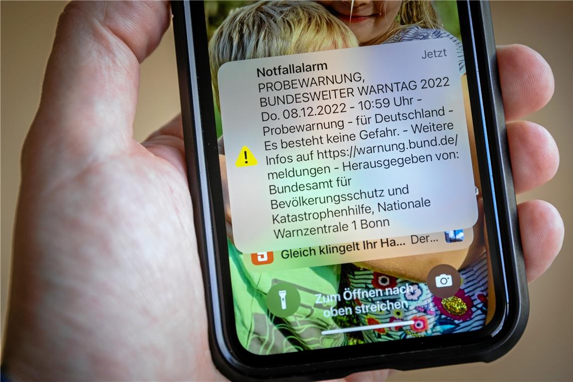 In der Region bleibt es still am Warntag Mit Vibration und Piepston macht die Probewarnung per Cell Broadcast auf sich aufmerksam. Foto: Alexander Becher