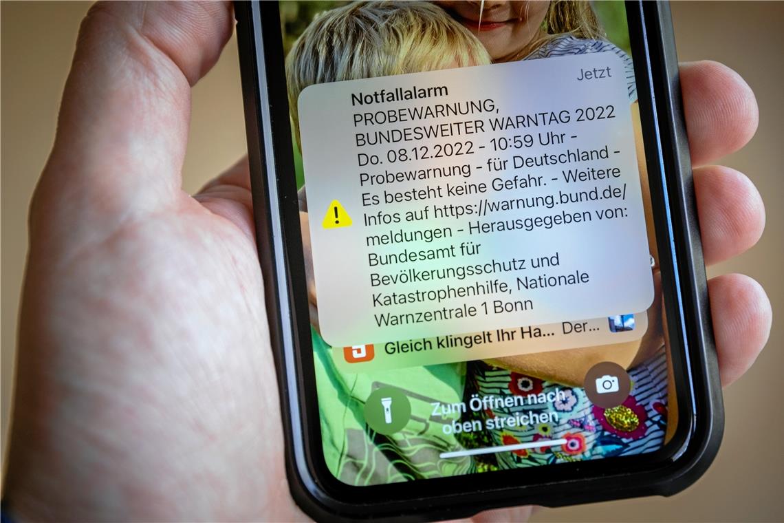 Mit Vibration und Piepston macht die Probewarnung per Cell Broadcast auf sich aufmerksam. Foto: Alexander Becher