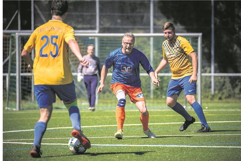 Mit viel Elan spielte die Bürgermeistermannschaft um Reinhold Sczuka (Mitte) das Einweihungsspiel auf dem neuen Kunstrasenplatz in Althütte. Dennoch mussten sie sich am Ende dem TSV Althütte geschlagen geben. Foto: A. Becher