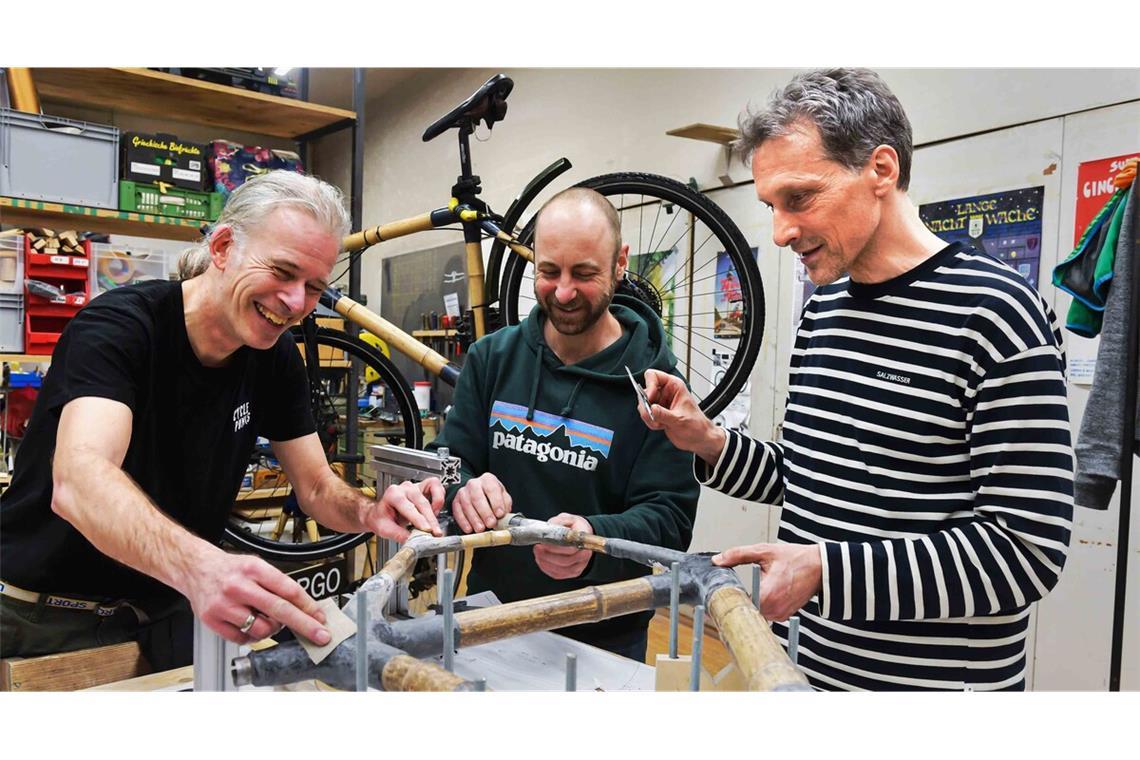 Ziel ist das Bambus-Bike aus regionalem Anbau Mit viel Freude dabei: Miki Günter, Michl Schmidt und Stefan Adam basteln an einem Bambusrahmen.