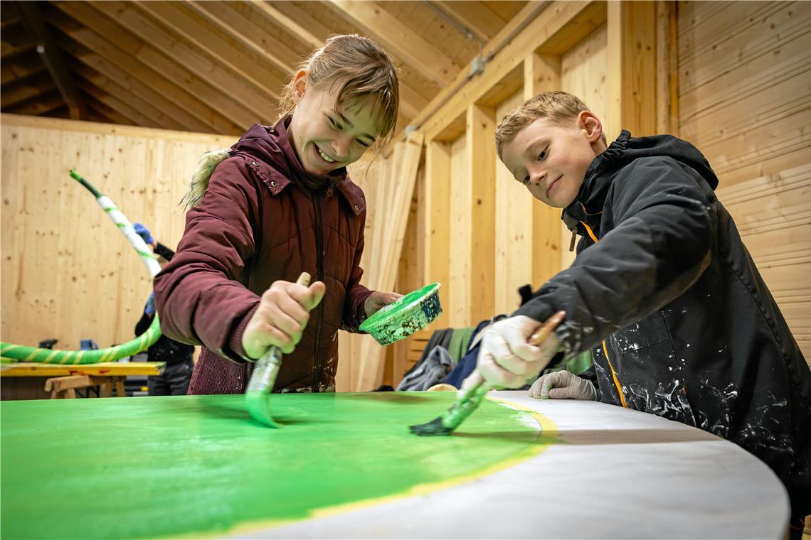 Mit viel Geduld und jeder Menge grüner Farbe entstehen am Bildungszentrum unter anderem eine Erdkugel. 