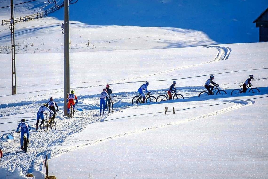 Mit viel Mühe fahren die Wintertriathleten auf dem Mountainbike durch den Schnee. Foto: C. Bergmann