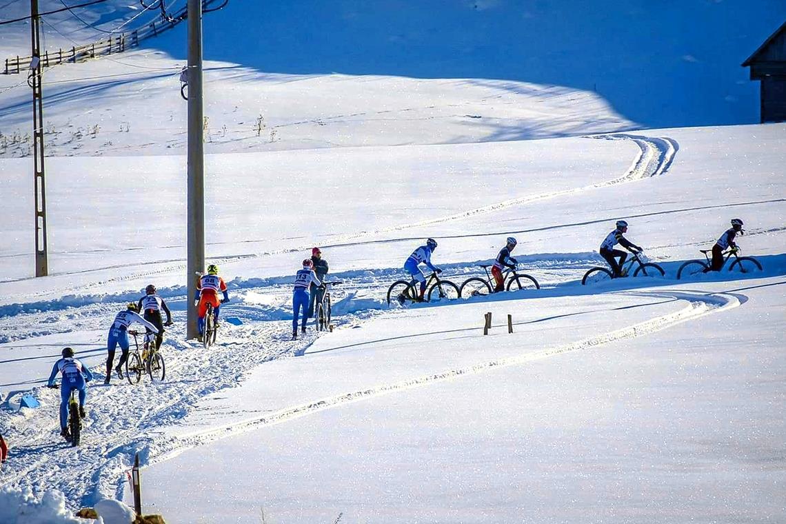 Ein Wintertriathlet der ersten Stunde Mit viel Mühe fahren die Wintertriathleten auf dem Mountainbike durch den Schnee. Foto: C. Bergmann