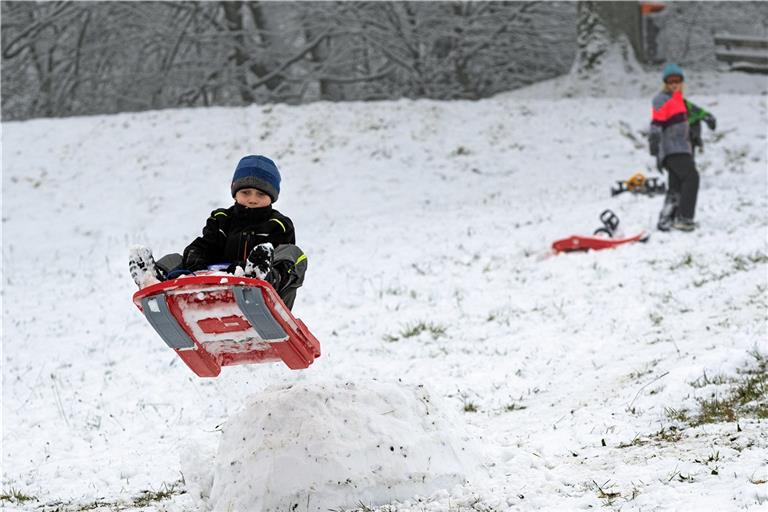 Mit Volldampf über die Schneeschanze: Am Schlittenhang bei Oppenweiler-Schiffrain gab es gestern auch für die Kleinsten Schneefreuden pur. Fotos: J. Fiedler