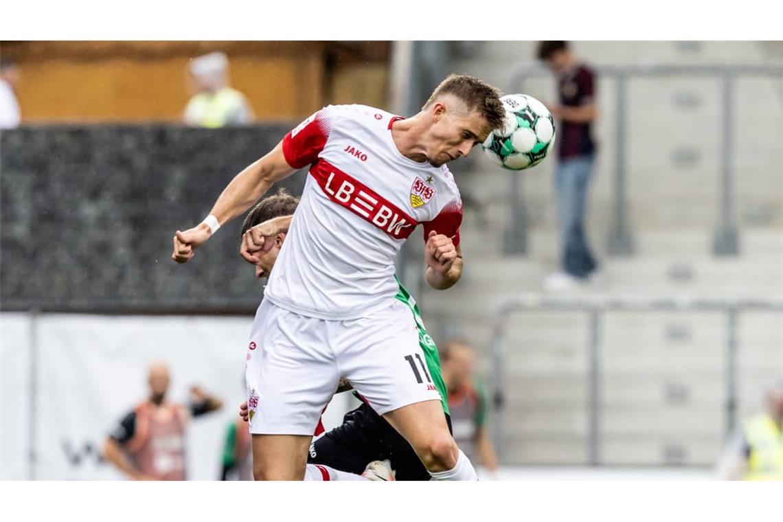 Mit vollem Einsatz: Oliver Rölke vom VfB Stuttgart II geht geht im Spiel gegen Preußen Münster zum Kopfball.