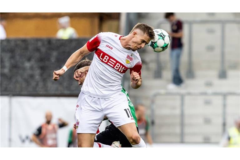 Mit vollem Einsatz: Oliver Rölke vom VfB Stuttgart II geht geht im Spiel gegen Preußen Münster zum Kopfball.