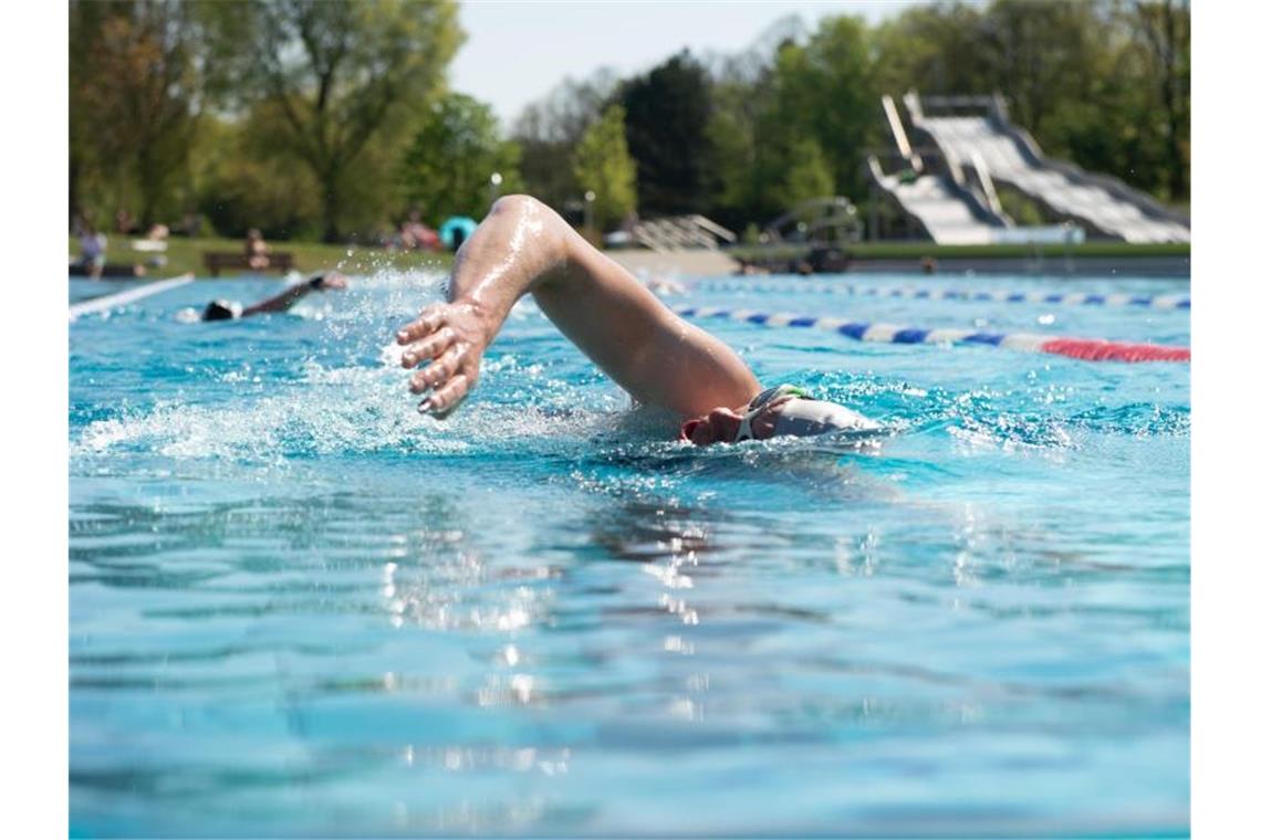 Chlorgeruch im Schwimmbad: Kein Zeichen von Sauberkeit Mit vollem Magen nicht ins Wasser - diesen Tipp dürften die meisten kennen. Aber was ist wirklich dran? Foto: Timm Schamberger