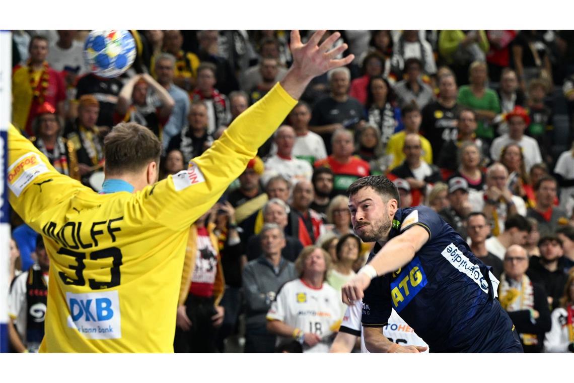 Mit voller Kraft: Beim Spiel um Platz 3 der Handball-EM in der Lanxess Arena, wirft Schwedens Sebastian Karlsson den Ball gegen Deutschlands Torwart Andreas Wolff.