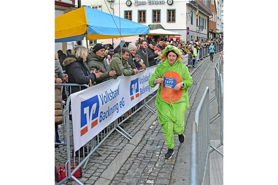 Mit wehenden Haaren kommt der Drache Katharina über die Ziellinie. Silvesterlauf...