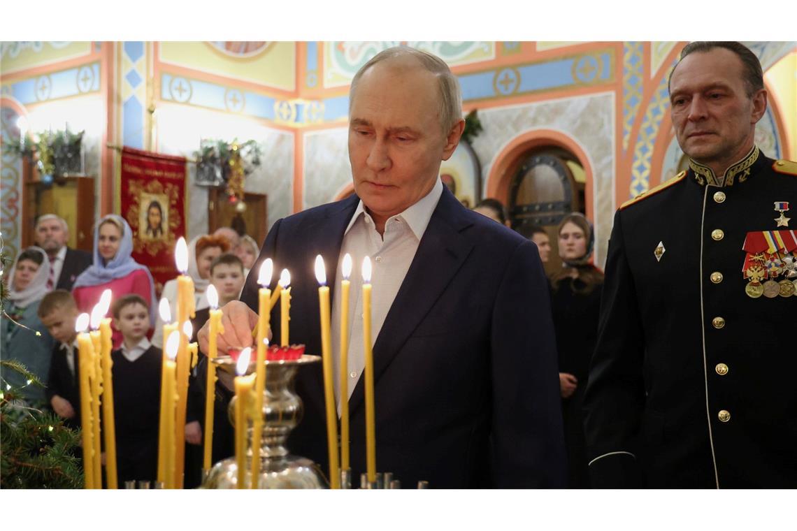 Mit welcher Bitte hat Kremlchef am orthodoxen Weihnachten wohl diese Kerze angezündet? (Archivbild)
