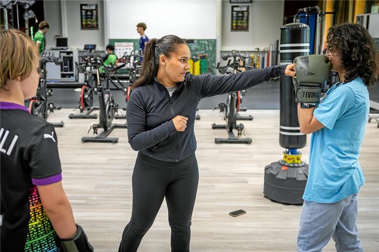 Mit weltmeisterlichen Tipps bei der Box-AG an den beiden Backnanger Schulen mittendrin: Felicitas Krug. Foto: Alexander Becher