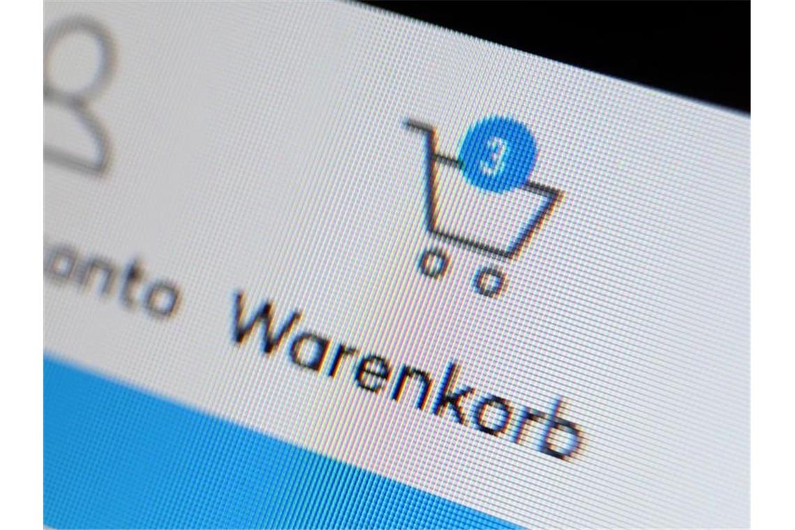 Mit wenigen Clicks in den Warenkorb: Immer mehr Menschen nutzen für ihre Einkäufe das Internet. Foto: picture alliance / Karl-Josef Hildenbrand/dpa