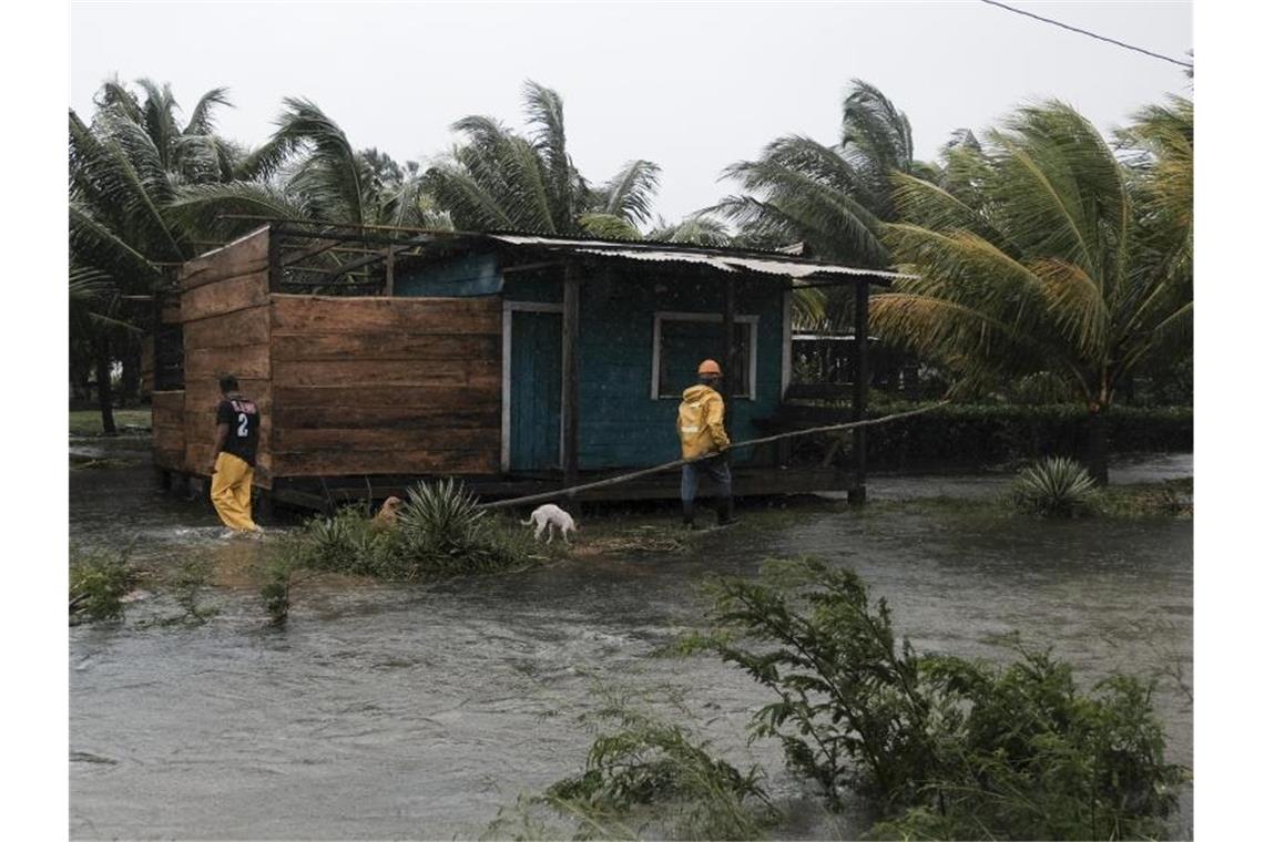 Erdrutsche und Hochwasser: Hurrikan „Eta“ trifft Nicaragua Mit Windgeschwindigkeiten von bis zu 230 km/h hat Hurrikan „Eta“ in Nicaragua Dächer abgedeckt. Foto: Carlos Herrera/AP/dpa