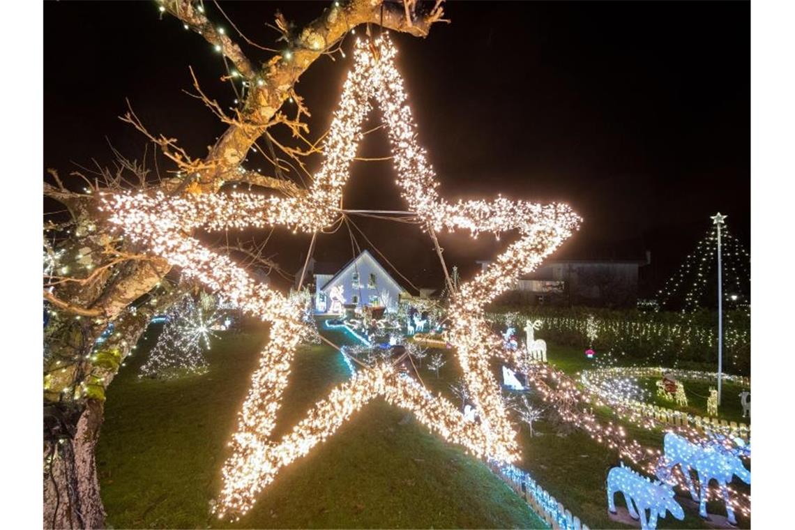 Mit zahlreichen illuminierten Figuren und Tausenden von LED-Lämpchen erstrahlen ein Garten und ein Privathaus in Mössingen. Foto: Bernd Weißbrod/dpa