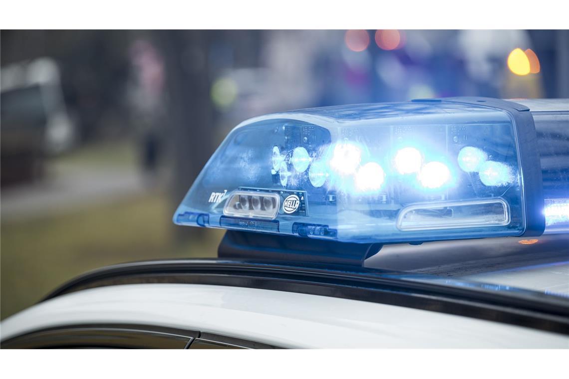 Mit zahlreichen Kräften  hat die Polizei ein Haus im Kreis Biberach durchsucht. (Symbolbild)