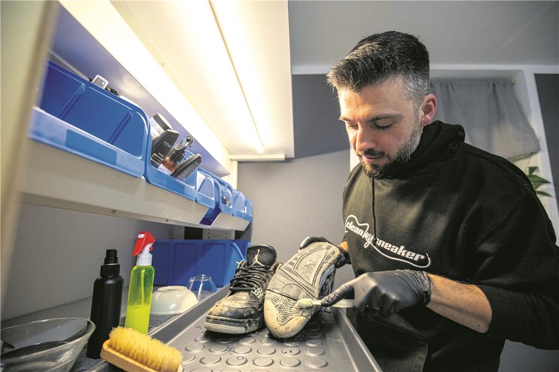 Mit Zahnbürste und speziellen Reinigungsmitteln befreit Marcello Casula Schuhe von Dreck und Gebrauchsspuren. Fotos: A. Becher
