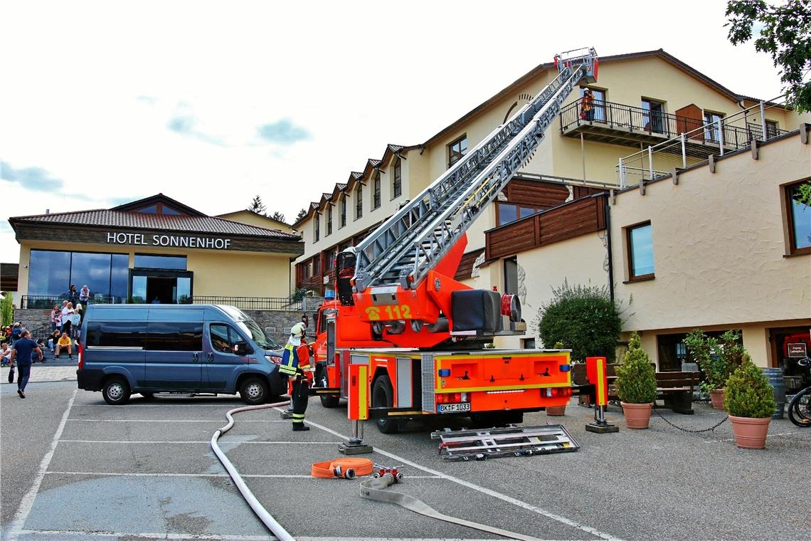 Feuerwehr übt den Ernstfall im Hotel Sonnenhof in Kleinaspach Mit zwei Drehleitern wurden Menschen aus den oberen Stockwerken des Hotels gerettet. Foto: 7aktuell/Kevin Lermer