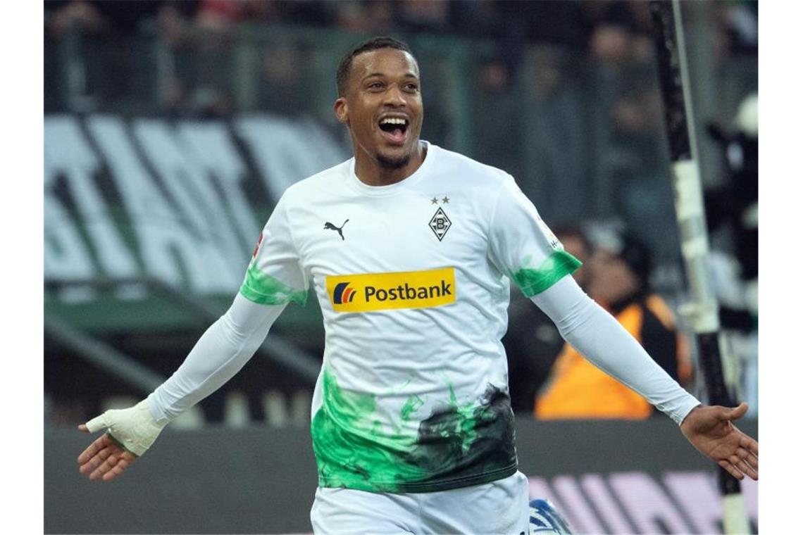 Mit zwei Treffern avancierte Alassane Plea zum Gladbacher Matchwinner gegen Mainz. Foto: Federico Gambarini/dpa