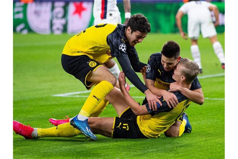 Mit zwei Treffern war Erling Haaland (r) der Matchwinner beim Dortmunder Sieg gegen PSG. Foto: Guido Kirchner/dpa