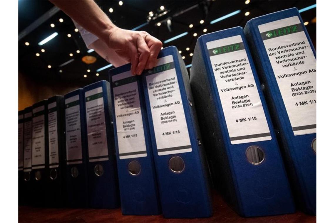 Dieselaffäre: VW und Anleger streiten weiter Mit zwei Verhandlungstagen wird am Oberlandesgericht Braunschweig der milliardenschwere Musterprozess von Anlegern gegen Volkswagen fortgesetzt. Foto: Sina Schuldt/dpa