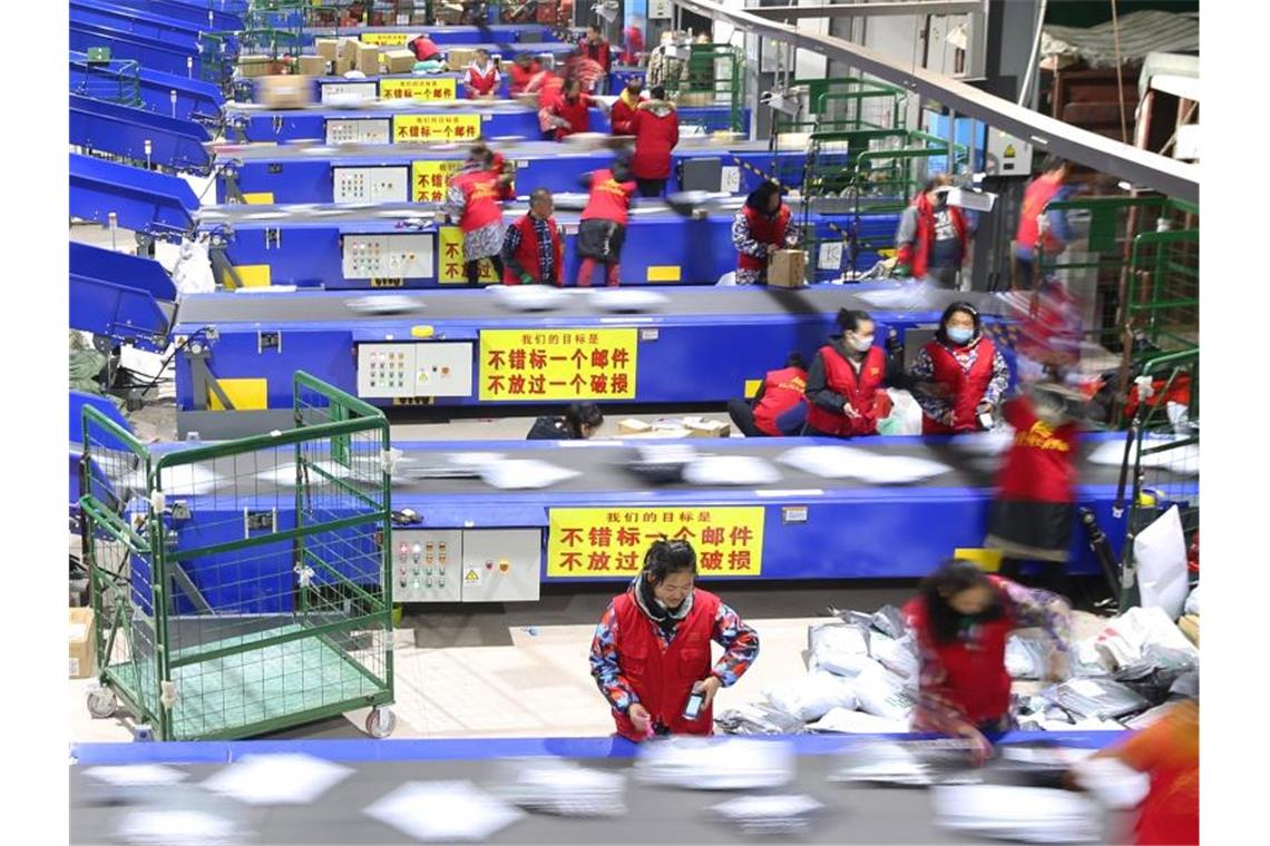Mitarbeiter arbeiten im Distributionszentrum der Hengyang Niederlassung der chinesischen Post. Foto: Cao Zhengping/XinHua/dpa