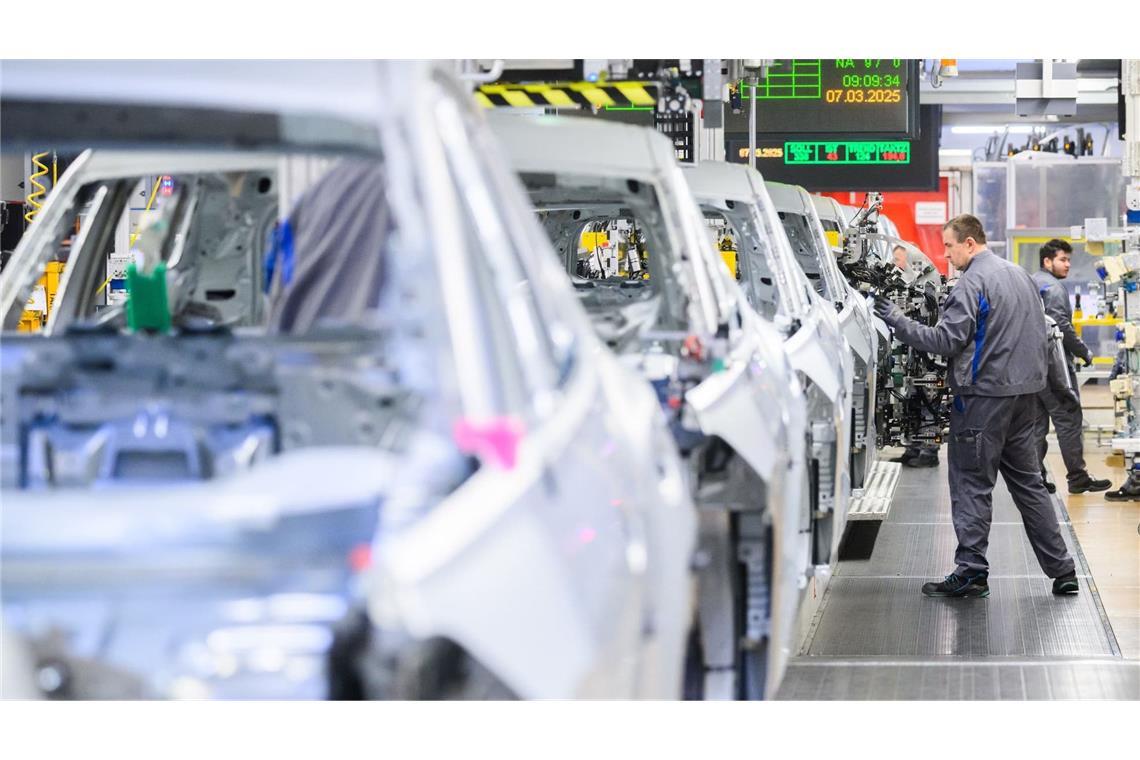 Mitarbeiter arbeiten im VW Stammwerk im Karosseriebau an Neuwagen Volkswagen Tayron und Tiguan. (zu dpa: «VW-Markenchef kündigt Tempo bei laufendem Sparprogramm an»)