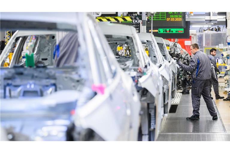 Mitarbeiter arbeiten im VW Stammwerk im Karosseriebau an Neuwagen Volkswagen Tayron und Tiguan. (zu dpa: «VW-Markenchef kündigt Tempo bei laufendem Sparprogramm an»)