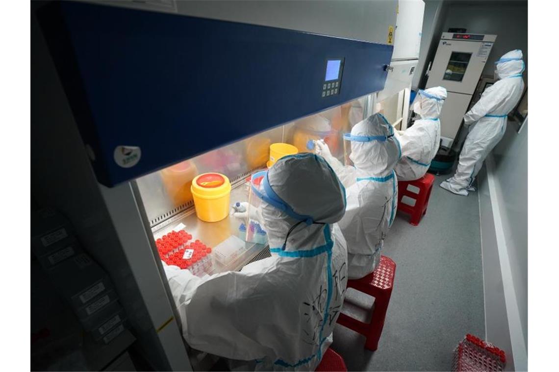 Über 200 Infizierte nach Ausbruch an chinesischem Flughafen Mitarbeiter arbeiten in einem temporären Labor für Nukleinsäure-Tests im Nanjing-Bahnhof in der Hauptstadt der ostchinesischen Provinz Jiangsu. Foto: Ji Chunpeng/XinHua/dpa
