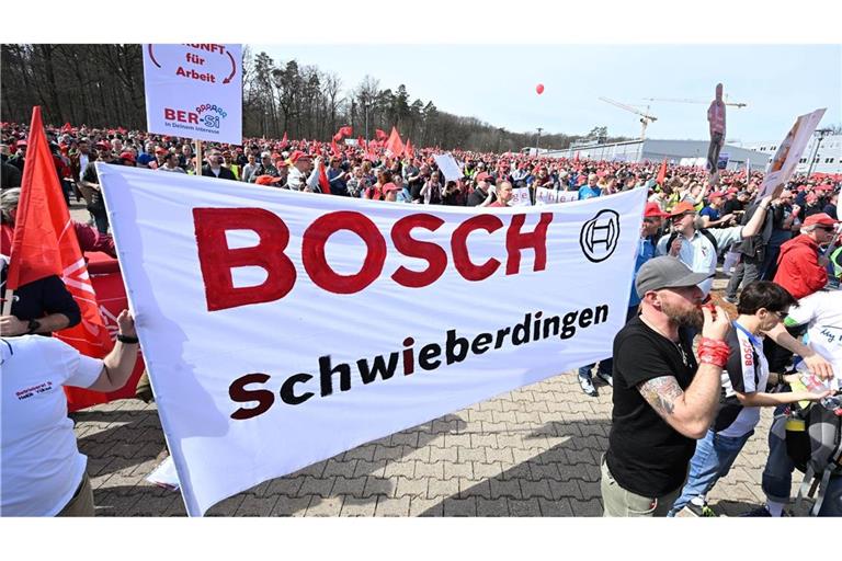 Mitarbeiter demonstrieren für eine Mitbestimmung bei dem von Bosch geplanten Stellenabbau.