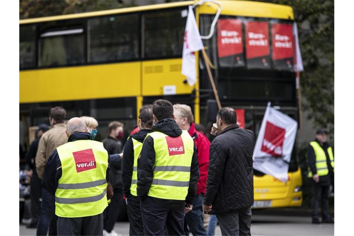 Mitarbeiter der Berliner Verkehrsbetriebe (BVG) streiken vor einem BVG Betriebshof in der Stadt. Foto: Fabian Sommer/dpa
