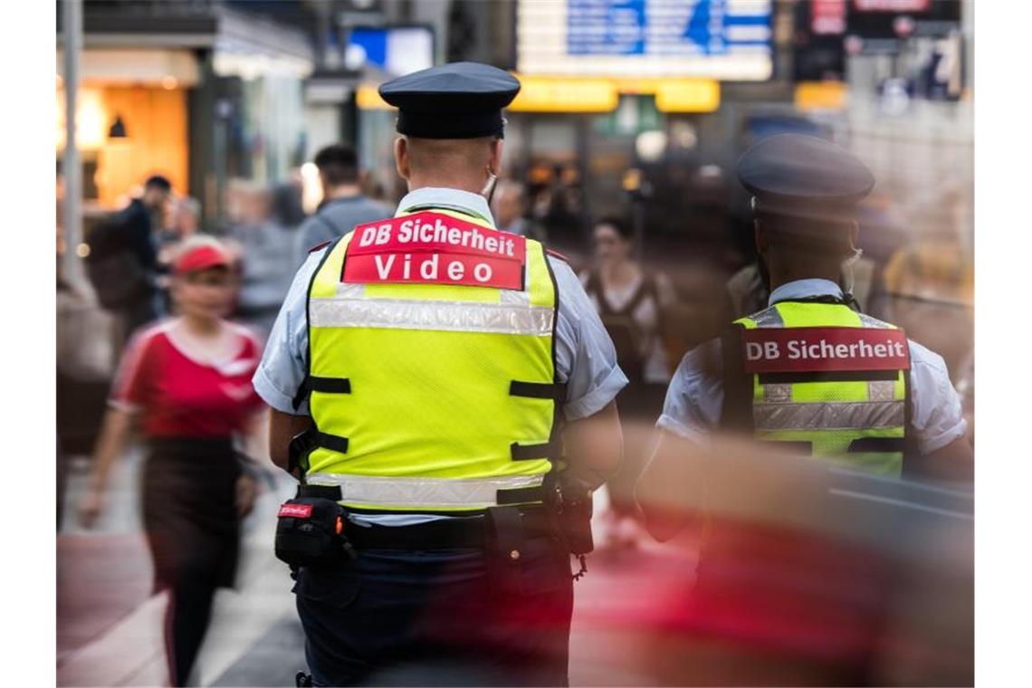 Land und Bahn stocken Sicherheitskräfte in Zügen auf Mitarbeiter der DB-Sicherheit stehen in einem Hauptbahnhof. Foto: Andreas Arnold/Archivbild