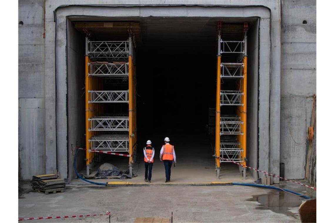 Schienen für das Bahnprojekt S21 werden angeliefert Mitarbeiter der Deutschen Bahn gehen in den rund zwei Kilometer langen Tunnel. Foto: Christoph Schmidt/dpa/Archiv