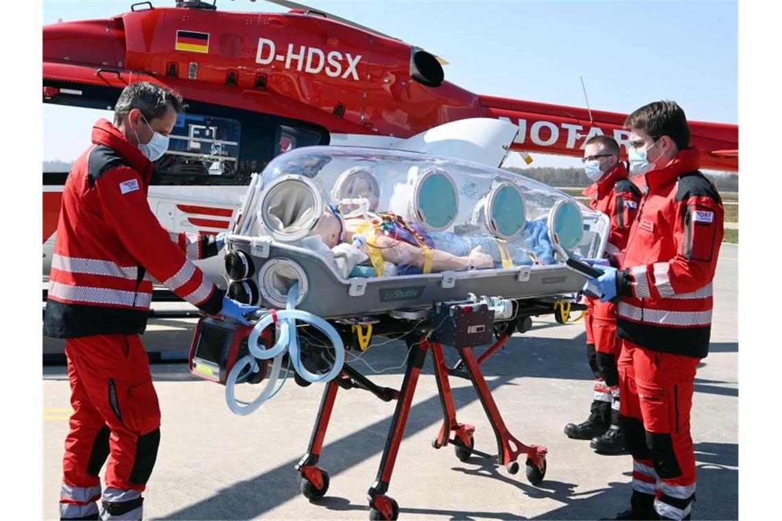Isoliertrage für Hubschrauber der DRF Luftrettung Mitarbeiter der DRF Stiftung Luftrettung demonstrieren die EpiShuttle-Isoliertrage. Foto: Uli Deck/dpa