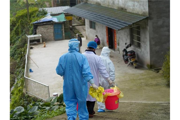 Mitarbeiter der Gesundheitsbehörde besuchen eine Quarantänte-Station in der Gemeinde Taojiazhen in China. Foto: Liu Chan/XinHua/dpa
