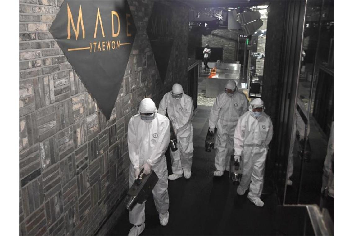 Südkorea: Kritischer Punkt im Kampf gegen Virusausbreitung Mitarbeiter der Gesundheitsbehörde desinfizieren das Innere von MADE, einem großen Club im internationalen Touristenbezirk Itaewon in Seoul. Foto: -/YNA/dpa