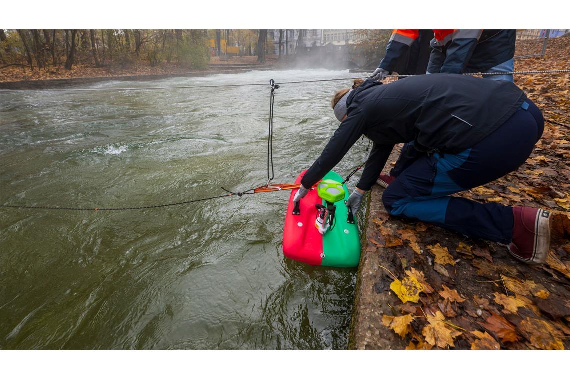 Mitarbeiter der Helmut-Schmidt-Universität aus Hamburg, Fachrichtung Wasserbau, vermessen mit speziellen Geräten den Strömungsverlauf und den Untergrund der Eisbachwelle im Englischen Garten.