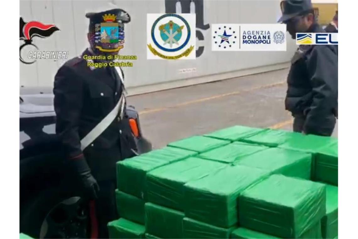 Mitarbeiter der italienischen Finanzpolizei, der Carabinieri und von Europol bewachen Pakete mit Kokain in Gioia Tauro in Kalabrien: Fast 1200 Kilo mit einem Marktwert von mehr als 250 Millionen Euro wurden entdeckt. Foto: -/Guardia di Finanza/dpa