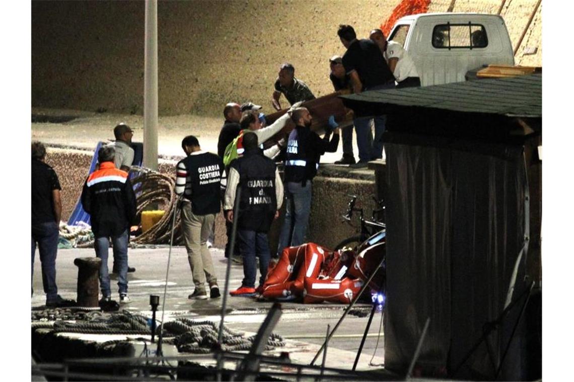 Seehofers Übergangslösung für Seenotrettung kommt kaum voran Mitarbeiter der italienischen Küstenwache bringen im Hafen von Lampedusa einen Sarg von Bord. Foto: Pasquale Claudio Montana Lampo/ANSA/AP/dpa