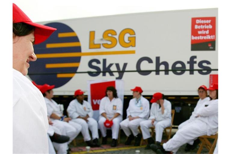 Mitarbeiter der Lufthansa-Catering-Firma „LSG Sky Chefs“ sitzen während eines Streiks auf dem Gelände der Firma auf dem Flughafen Düsseldorf International (Archiv). Foto: David-Wolfgang Ebener/dpa