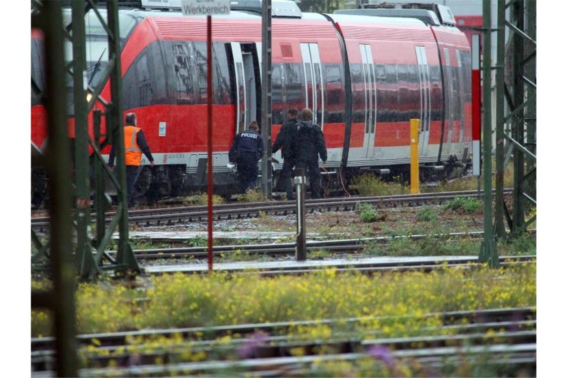 Vermeintlicher Sprengsatz lässt Ermittler rätseln Mitarbeiter der Polizei stehen bei einem Zug auf dem Gelände des DB Betriebsbahnhofs Deutzer Feld. Foto: Steil-TV/dpa