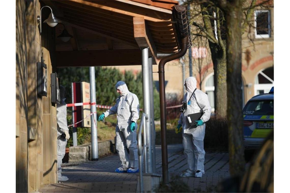 Mitarbeiter der Spurensicherung am Tatort. Foto: Sebastian Gollnow/dpa