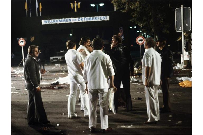 Mitarbeiter der Spurensicherung arbeiten am Tatort. Am späten Abend des 26.09.1980 kamen bei dem rechtsextremen Bombenanschlag auf dem Münchner Oktoberfest 13 Menschen ums Leben. Foto: picture alliance / dpa