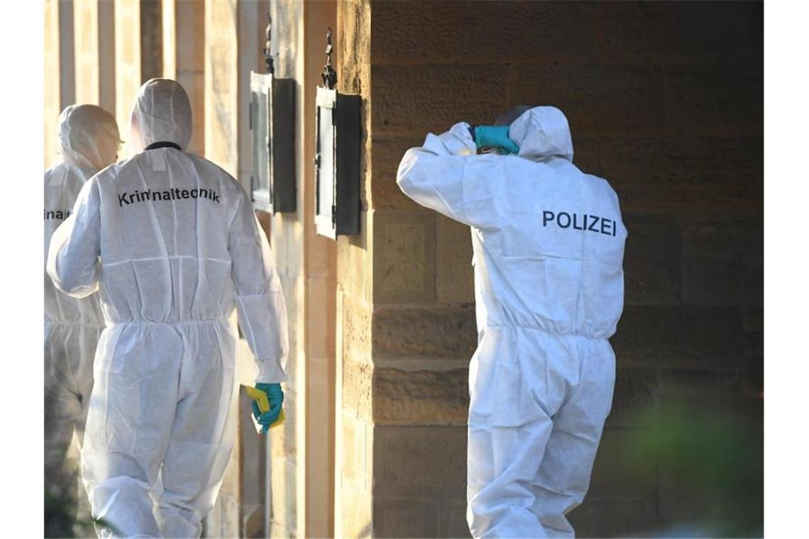 Mann soll sechs Verwandte erschossen haben Mitarbeiter der Spurensicherung inspizieren ein Haus. Foto: Sebastian Gollnow/dpa