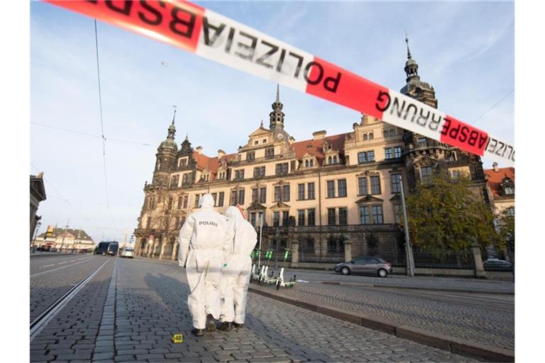 Mitarbeiter der Spurensicherung nach der Tat vor dem Residenzschloss in Dresden. Foto: Sebastian Kahnert/zb/dpa/Archiv