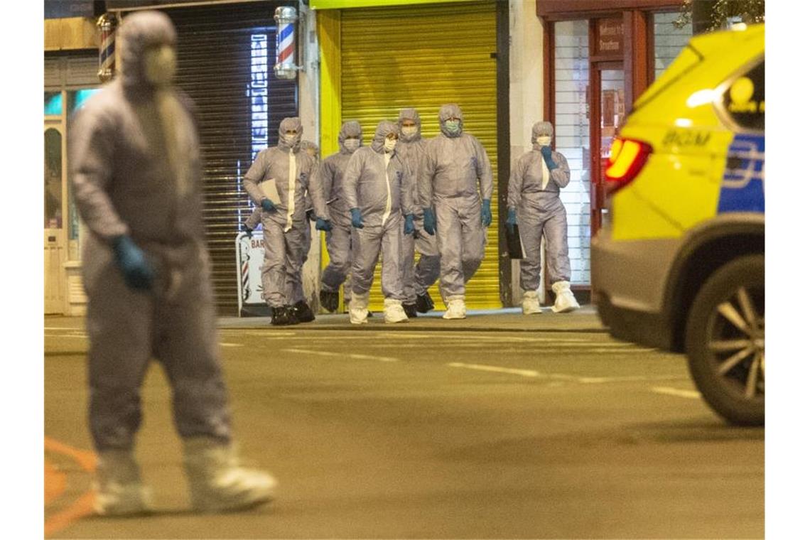 Drei Verletzte bei Terrorattacke in London Mitarbeiter der Spurensicherung sind am Tatort im Einsatz. Foto: Ray Tang/XinHua/dpa