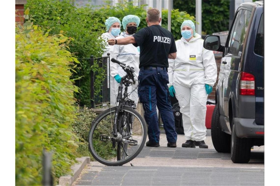 Mitarbeiter der Spurensicherung treffen ein. Foto: Julian Stratenschulte/dpa