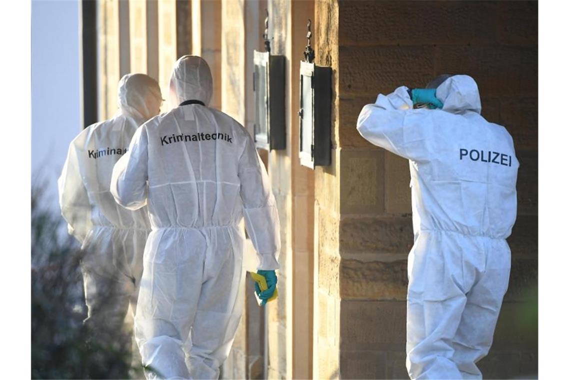 Mitarbeiter der Spurensicherung vor dem Haus, in dem mehrere der erschossenen Menschen mit dem mutmaßlichen Schützen lebten. Foto: Sebastian Gollnow/dpa