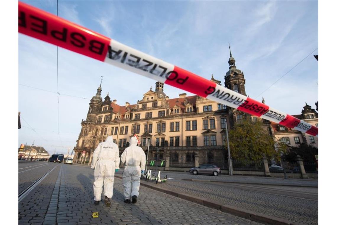 Mitarbeiter der Spurensicherung vor dem Residenzschloss mit dem Grünen Gewölbe. Foto: Sebastian Kahnert/dpa-Zentralbild/dpa